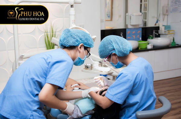 nho-rang-khon-o-nha-khoa-quoc-te-phu-hoa