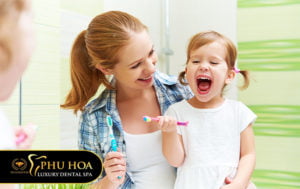 be-3-4-5-6-tuoi-bi-sau-rang-phai-lam-sao