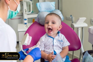 tai-sao-be-bi-sau-rang-o-giai-doan-1-2-tuoi-cha-me-nen-xu-ly-the-nao